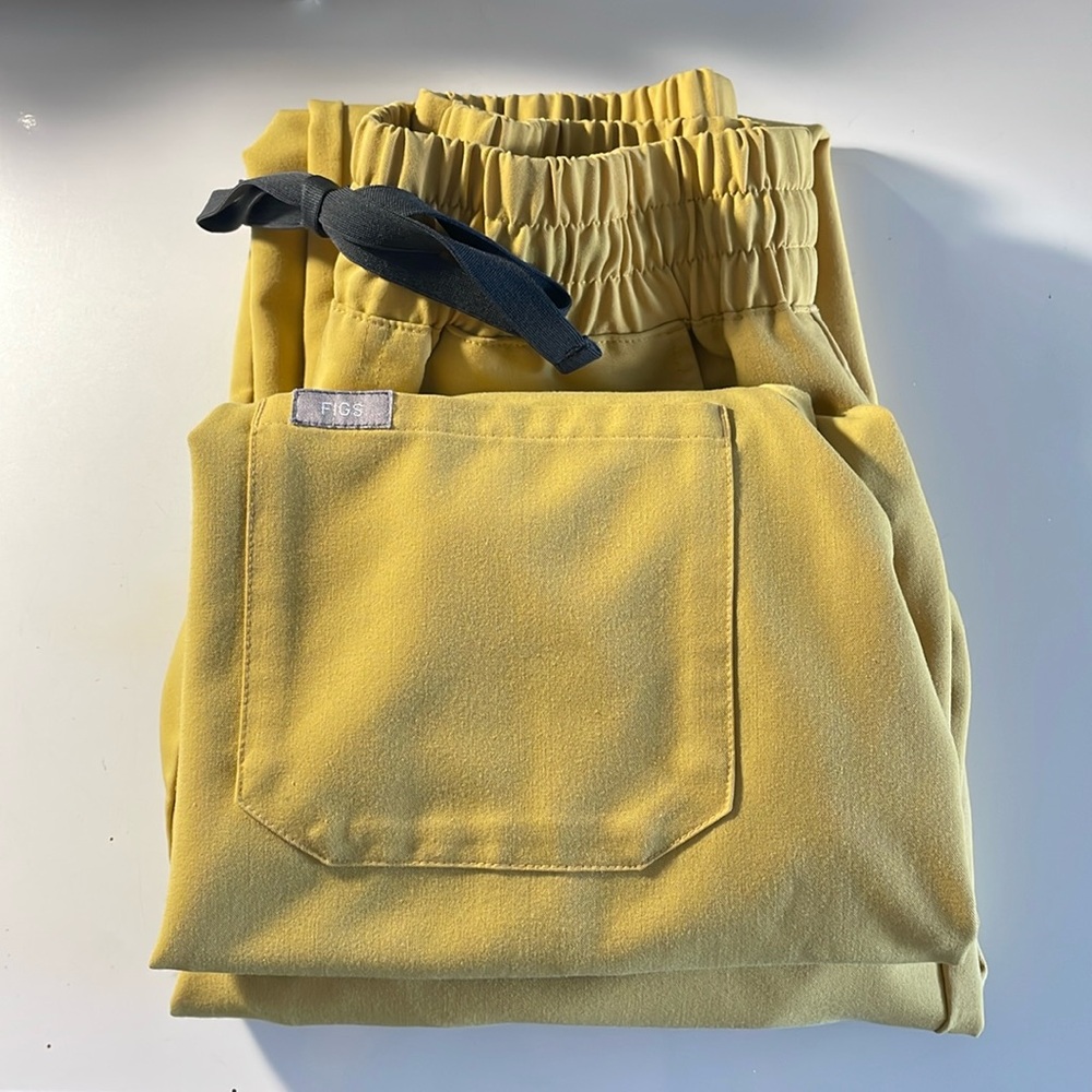 FIGS Light Gold Scrub Set (S) - Catarina One-Pocket & Zamora High-Waisted